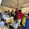 photo  des dizaines de clients ont déboulé dès 10 h, à l’ouverture du stand, pour prendre les meilleurs colis. 