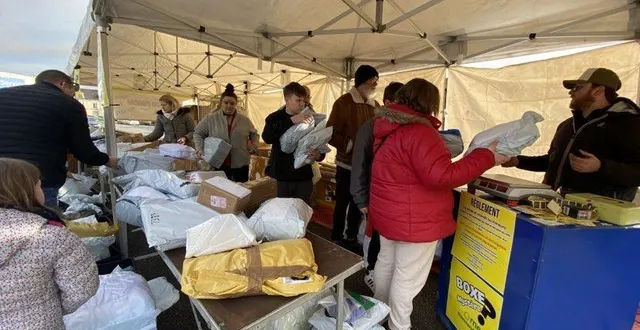 photo  des dizaines de clients ont déboulé dès 10 h, à l’ouverture du stand, pour prendre les meilleurs colis.  &copy;  ouest-france 