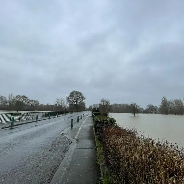 photo à l’entrée de la chartre, le loir et la boire se sont mêlés…  ©  le maine libre