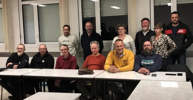 photo  les membres de la fédération française des motards en colère de l’orne autour de michel ducret (assis 2e à droite), coordinateur, sont soutenus par l’antenne du calvados et le motards argentan club.  &copy;  ouest-france 