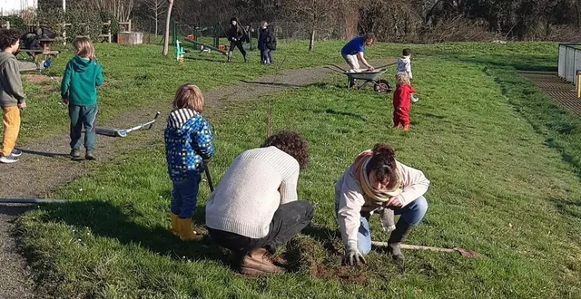 photo  petits et grands se sont activés pour planter 200 arbres avant de partager repas et conférence.  &copy;  commune d’écuillé 