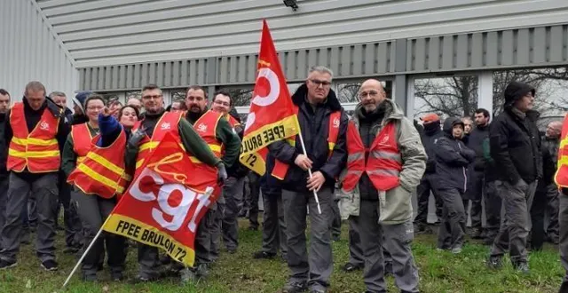 photo  le mouvement de grève a été lancé lundi 26 février 2024, à partir de 13 h 30, devant les locaux de la société fpee à brûlon.  &copy;  dr 