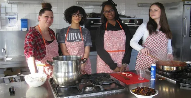photo  chloé, vanessa, anne ont écouté les conseils de bérengère (à gauche) pour concocter le repas du soir.  &copy;  ouest-france 