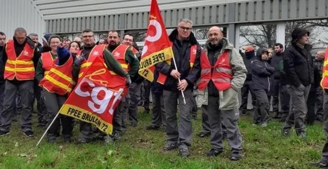 photo  les salariés de fpee en grève, devant leur entreprise.  &copy;  cgt 