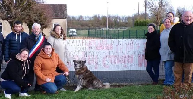 photo  une deuxième manifestation rassemblant parents d’élèves et élus a été organisée devant l’école.  &copy;  le maine libre 