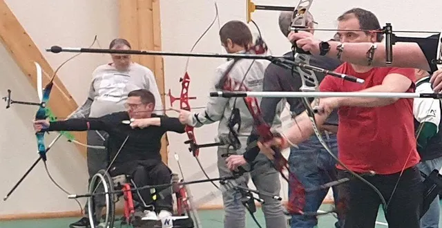 photo  des archers s’entraînent au gymnase.  &copy;  le maine libre 