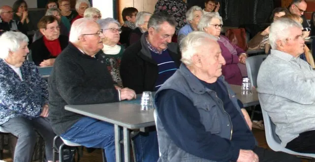photo  les membres de génération mouvement attentifs.  &copy;  le maine libre 