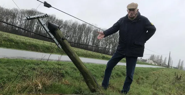 photo  au bord d’une route qui mène au domicile de dominique martin, situé à ligron (sarthe), deux poteaux sont brisés « depuis des mois ».  &copy;  ouest-france 