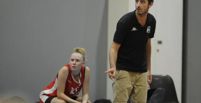 photo  simon sterling a très vite pris ses marques sur le banc du bc chauray.  &copy;  co - christophe bernard 