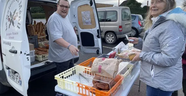 photo  jacques bavent parcourt tous les jours sept communes, aux alentours de la boulangerie du ménil-de-briouze, celle de son fils, pour les communes dépourvues de commerces.  &copy;  ouest-france 