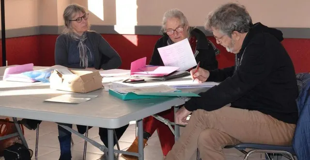 photo  pascale bertrand, vice-présidente de sarthelaine, sarine de bruin, présidente et serge heuzard, secrétaire occasionnel, lors de l’assemblée générale de l’association.  &copy;  le maine libre 
