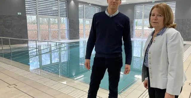 photo  michelle lemaître, présidente de l’association pierre noal, et fabien lambert, le directeur, devant la piscine de l’espace balnéo du nouveau centre de rééducation ouvert en février 2024.  &copy;  ouest-france 