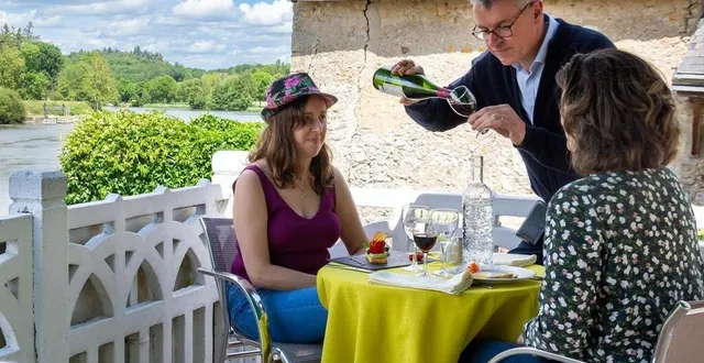 photo  dominique bourneuf sur la terrasse avec deux clientes.  &copy;  petite auberge 