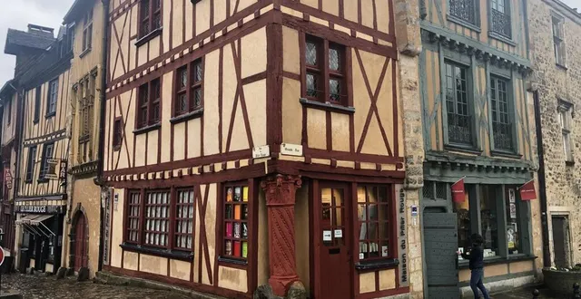 photo  des travaux de rénovation des peintures des pans de bois de la maison du pilier rouge, dans le vieux-mans, ont été menés de septembre à novembre 2023.  &copy;  ouest-france 