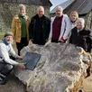 photo marie-thérèse bastien, mireille le royer, damien thierry, et hervé le royer posent avec les sculpteurs bryan proctor et laura jeary. ils fabriquent la stèle dédiée à paul chaufty, un pilote américain mort à ciral en 1944.