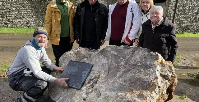 photo  marie-thérèse bastien, mireille le royer, damien thierry, et hervé le royer posent avec les sculpteurs bryan proctor et laura jeary. ils fabriquent la stèle dédiée à paul chaufty, un pilote américain mort à ciral en 1944.  &copy;  ouest-france 
