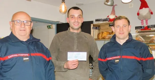photo  au centre, quentin barbamontes, gérant du petit qj, remet un chèque de 338 € à l’union départementale des sapeurs-pompiers de la sarthe, représentée par pascal cottereau (à gauche) et adrien cottereau (à droite), également président de l’amicale des pompiers de montmirail-gréez.  &copy;  ouest-france 