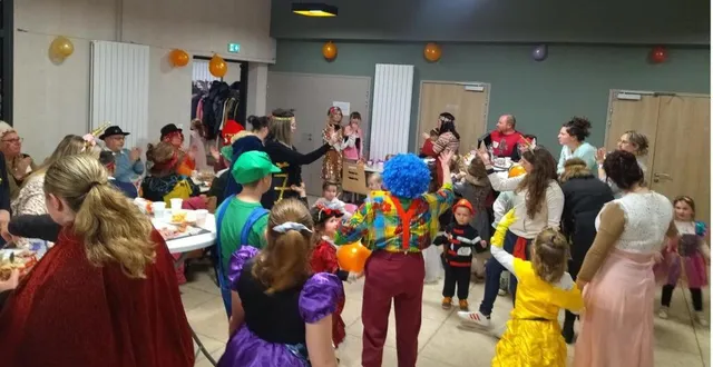 photo  les participants, enfants et adultes, ont joué le jeu du déguisement.  &copy;  ouest-france 