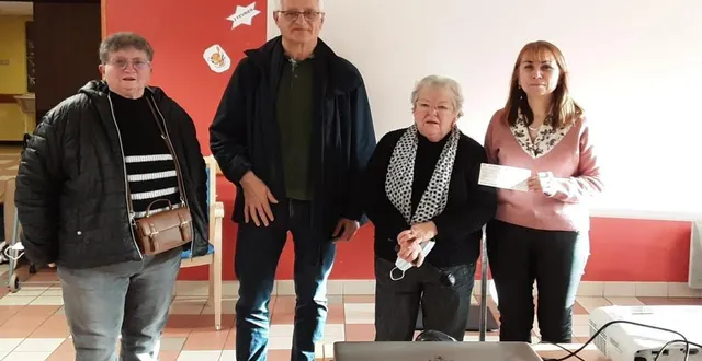 photo  de g. à dr : une bénévole de l’association, le maire michel briffault, pierrette brebion et élisabeth guillot, directrice de l’ehpad.  &copy;  le maine libre 