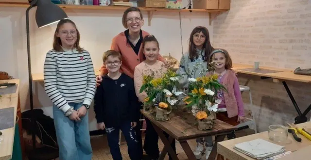 photo  lilou, coline, louise, gabriel et lina, heureux de leur réalisationsous les yeux de mélanie gourdon, leur enseignante d’un jour.  &copy;  co 