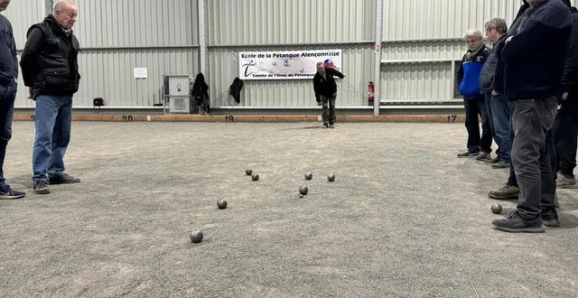 photo  les joueurs de pétanque se retrouvent sous le boulodrome couvert d’alençon chaque vendredi.  &copy;  ouest-france 