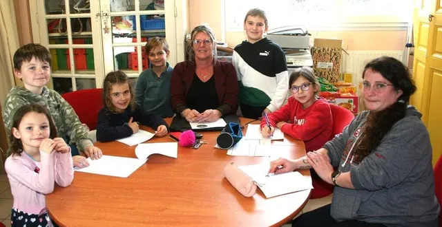 photo  cette réunion est prise au sérieux par les enfants et les adultes, mais elle se déroule dans la bonne humeur.  &copy;  le maine libre 