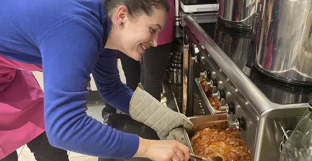 photo  sophie dagron, créatrice de l’entreprise soo good, s’active en cuisine pour proposer de bons plats aux visiteurs d’ornexpo. ici, du « pulled pork », de l’effiloché de porc aux oignons et échalotes.  &copy;  ouest-france 