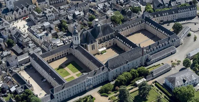 photo  d’ici environ un an, le chantier des toitures du quartier henri-iv du prytanée national militaire de la flèche s’ouvrira.  &copy;  archives ouest-france / philippe chérel 