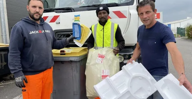 photo  à gauche : jordan, rippeur avec le polystyrène qui se trie. à droite, régis eude, du sitcom, avec celui qui ne se trie pas. au centre, ali, rippeur, avec un sac jaune refusé.  &copy;  archives ouest-france 