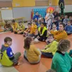 photo  ambiance olympique le 23 février à l’école du petit-anjou. les 87 enfants, les enseignants, le personnel et des bénévoles se sont mobilisés pour une matinée d’animations et d’ateliers. « l’idée est partie d’un groupe d’enseignants sur un réseau social. ils ont créé une flamme sco’lympique qui a circulé d’école volontaire en école volontaire. je me suis inscrite pour y participer » ?explique charlotte joufflineau, enseignante en ce2-cm1. la flamme a parcouru 3 200 km, et a démarré de marseille, première ville française qui accueillera la flamme au printemps 2024. en juillet, elle sera à paris. les 17 élèves de la classe de charlotte joufflineau ont organisé des activités pour tous. « ateliers relais, défis pour de la communication entre petits et grands, messages codés… » ?explique la directrice virginie baudry-ménard. la fête de l’école aura pour thème « les jeux »?. la flamme a quitté angrie pour erdre-en-anjou. « on attend avec impatience la venue au lion d’angers de la vraie flamme. on y sera » ?assure virginie baudry-ménard. 