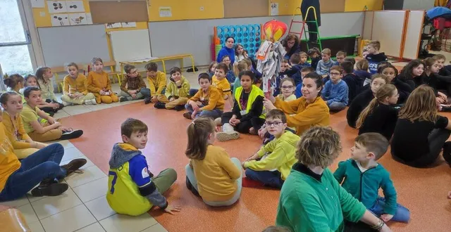 photo  ambiance olympique le 23 février à l’école du petit-anjou. les 87 enfants, les enseignants, le personnel et des bénévoles se sont mobilisés pour une matinée d’animations et d’ateliers. « l’idée est partie d’un groupe d’enseignants sur un réseau social. ils ont créé une flamme sco’lympique qui a circulé d’école volontaire en école volontaire. je me suis inscrite pour y participer » ?explique charlotte joufflineau, enseignante en ce2-cm1. la flamme a parcouru 3 200 km, et a démarré de marseille, première ville française qui accueillera la flamme au printemps 2024. en juillet, elle sera à paris. les 17 élèves de la classe de charlotte joufflineau ont organisé des activités pour tous. « ateliers relais, défis pour de la communication entre petits et grands, messages codés… » ?explique la directrice virginie baudry-ménard. la fête de l’école aura pour thème « les jeux »?. la flamme a quitté angrie pour erdre-en-anjou. « on attend avec impatience la venue au lion d’angers de la vraie flamme. on y sera » ?assure virginie baudry-ménard. 