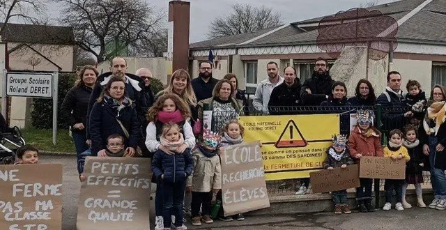photo  parents et enfants mobilisés pour sauver l’une des trois classes de maternelle.  &copy;  damien foucault 