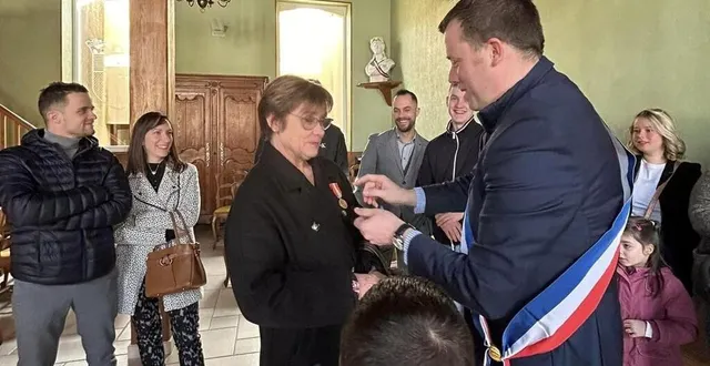 photo  nathalie jolliet a reçu la médaille de l’enfance et des familles pour son parcours exemplaire, bien entourée par sa famille, à val-au-perche (orne).  &copy;  ouest-france 