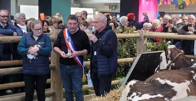 photo  ce jeudi, oreillette, égérie du salon de l’agriculture, a reçu la médaille de la ville de briouze remise par jacques fortis  &copy;  sabrina drugeon 