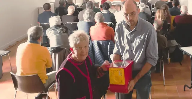 photo  catherine trouillet et willy cheneau veulent promouvoir le piégeage de printemps des frelons asiatiques.  &copy;  ouest-france 