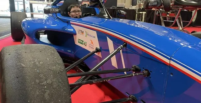 photo  timéo a pu se glisser dans le baquet de la formule 4 dans laquelle le youtubeur squeezie a couru lors du gp explorer 2.  &copy;  ouest-france 