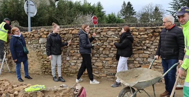 photo  le piquetage d’un mur appartenant à la mairie était au programme du dispositif argent de poche mis en place par la municipalité durant les vacances d’hiver.  &copy;  ouest-france 