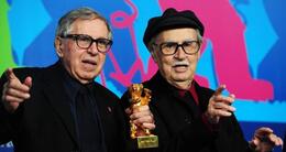 actu cinéma  les réalisateurs italiens vittorio (à droite) et paolo taviani après avoir reçu l’ours d’or décerné pour leur film 