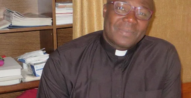 photo  le père roland racontera ce soir la vie dans son pays d’origine, le togo.  &copy;  archives ouest-france 