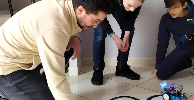 photo  l’animateur victor héliot lance le chronomètre, le mbot d’antoine et clément suit une ligne grâce à ses capteurs optiques. va-t-il battre le record du tour en 8 ?  &copy;  co 