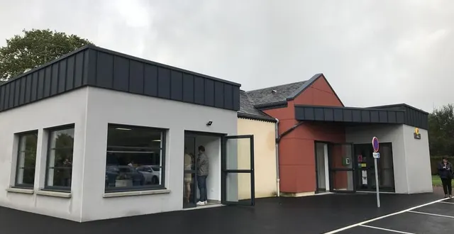 photo  le pôle multiservices de saint-clair-de-halouze, dans l’orne, a été inauguré officiellement en octobre 2023. depuis, le commerce est toujours vide.  &copy;  ouest-france 