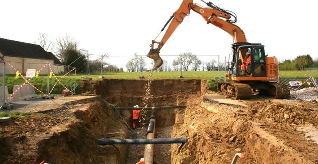 photo  une vue impressionnante de l’ampleur de la tranchée, avant le tronçonnage du fourreau.  &copy;  le maine libre 
