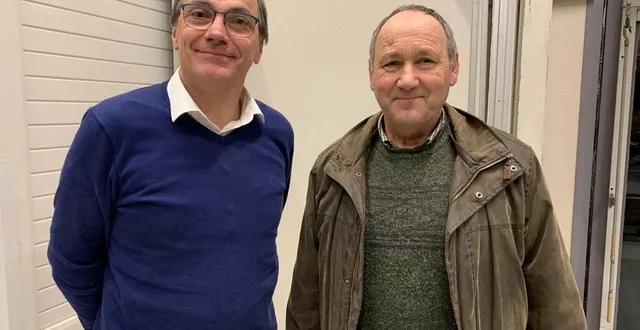 photo  hervé roncière, maire de montval-sur-loir (à gauche), et alain morançais, maire de lavernat, étudient la faisabilité d’une future commune nouvelle.  &copy;  ouest-france 