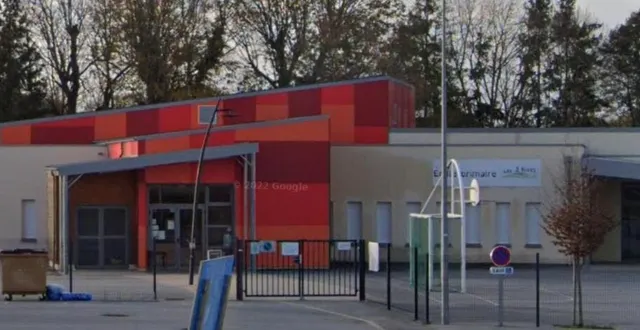photo  la cour de récréation de l’école des trois rives pourrait être restaurée grâce à un projet lancé par le parc naturel régional normandie-maine.  &copy;  google street view 