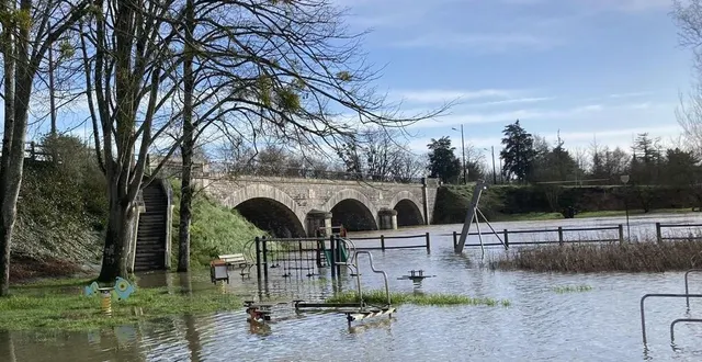 photo  l’installation de passerelles sur le pont de noyen-sur-sarthe permettrait de sécuriser la circulation des cyclistes et des piétons.  &copy;  ouest-france 