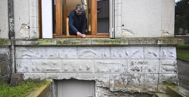photo  pris de panique, trois élus ont sauté par la fenêtre du conseil municipal après que des pétards rappelant le son d’une mitraillette ont été lancés dans le bâtiment. une quadragénaire 40 ans a été sévèrement blessée.  &copy;  le maine libre – denis lambert 