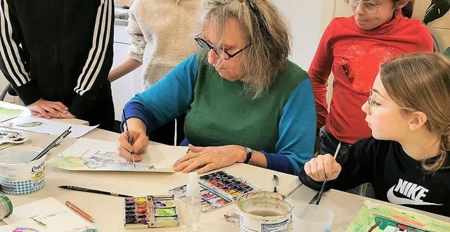 photo  l’intervenante ann masseaut-franchet montre aux enfants la technique pour bien dessiner les oiseaux en vol.  &copy;  le maine libre 