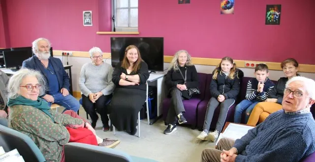 photo  andré trottet, maire (à gauche), enfants et adultes ont écouté avec attention le récit de clément mazier, (à droite).  &copy;  ouest-france 