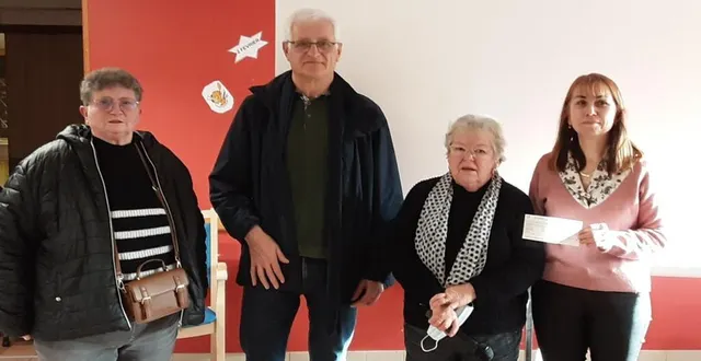 photo  michel briffault, le maire, entouré de pierrette brebion, à gauche, une bénévole de l’association, et élisabeth guillot, à droite.  &copy;  ouest-france 