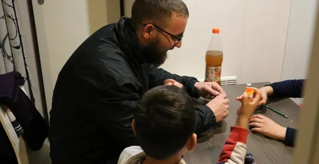 photo  flavius, claus et daria jouent avec arthur devoir, médiateur scolaire de l’aih, dans un des bungalows.  &copy;  ouest-france 
